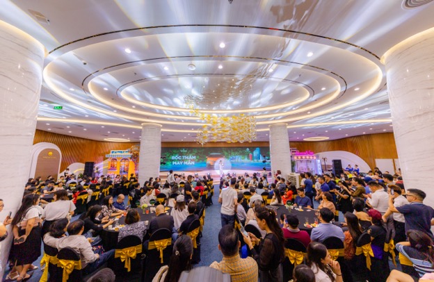 Khán phòng tại Vincom Megamall Ocean Park chật kín hàng trăm khách hàng hào hứng tham dự sự kiện bốc thăm Khán phòng tại Vincom Megamall Ocean Park chật kín hàng trăm khách hàng hào hứng tham dự sự kiện bốc thăm
