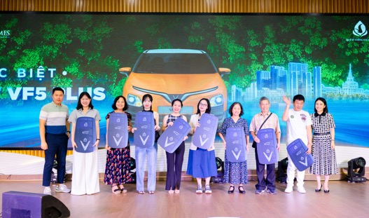 Chủ nhân giải thưởng giá trị hòa chung cảm xúc hân hoan khi được tự tay “rinh” về phần thưởng khủng. Chủ nhân giải thưởng giá trị hòa chung cảm xúc hân hoan khi được tự tay “rinh” về phần thưởng khủng.