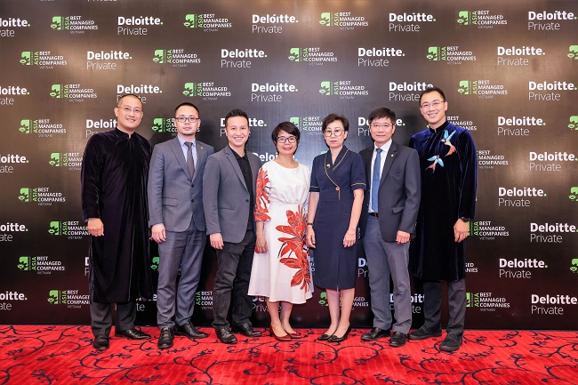 Đại diện Deloitte Việt Nam chụp ảnh lưu niệm cùng Ban lãnh đạo Hệ thống Y tế Vinmec
