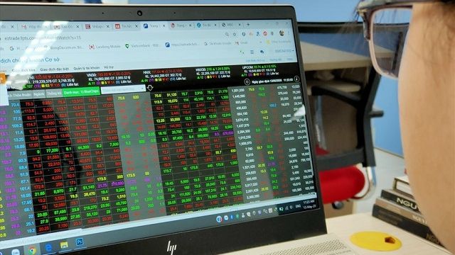VN-Index tăng hơn 8 điểm nhờ cổ phiếu chứng khoán nổi sóng