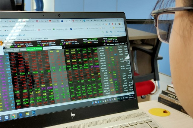 VN-Index tăng hơn 8 điểm nhờ cổ phiếu chứng khoán nổi sóng VN-Index tăng hơn 8 điểm nhờ cổ phiếu chứng khoán nổi sóng