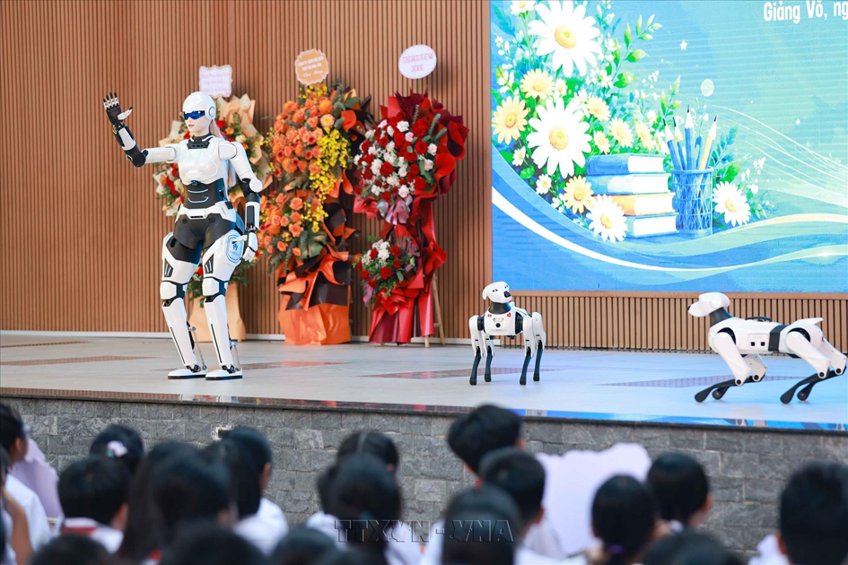 Học sinh khối 6 Giảng Võ hào hứng giao lưu cùng robot AI AIMOGA