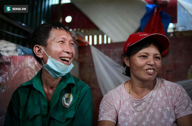 Vợ chồng 10 năm dựng lán làm nhà, bị nợ lương vẫn bám trụ với nghề quét rác, lý do khiến nhiều người đỏ mặt - Ảnh 3.