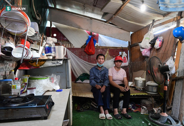 Vợ chồng 10 năm dựng lán làm nhà, bị nợ lương vẫn bám trụ với nghề quét rác, lý do khiến nhiều người đỏ mặt - Ảnh 4.