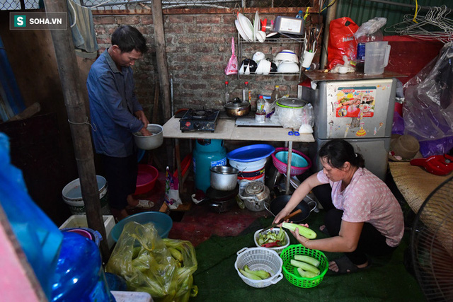 Vợ chồng 10 năm dựng lán làm nhà, bị nợ lương vẫn bám trụ với nghề quét rác, lý do khiến nhiều người đỏ mặt - Ảnh 7.