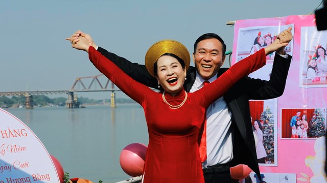 Vợ chồng NSND Lan Hương kỷ niệm 35 năm ngày cưới trên du thuyền 
