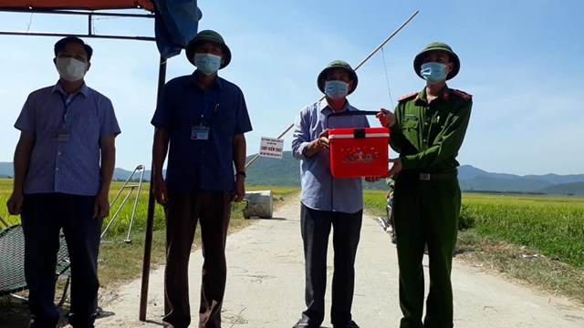 Vợ con Chủ tịch xã được tiêm vắc xin trước lực lượng tuyến đầu