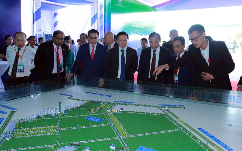 Phó Thủ tướng Trần Hồng Hà nghe giới thiệu về giai đoạn 1 của KCN VSIP Hà Tĩnh với diện tích 190 ha và tổng vốn đầu tư hạ tầng trên 1.500 tỷ đồng - Ảnh: VGP/Minh Khôi