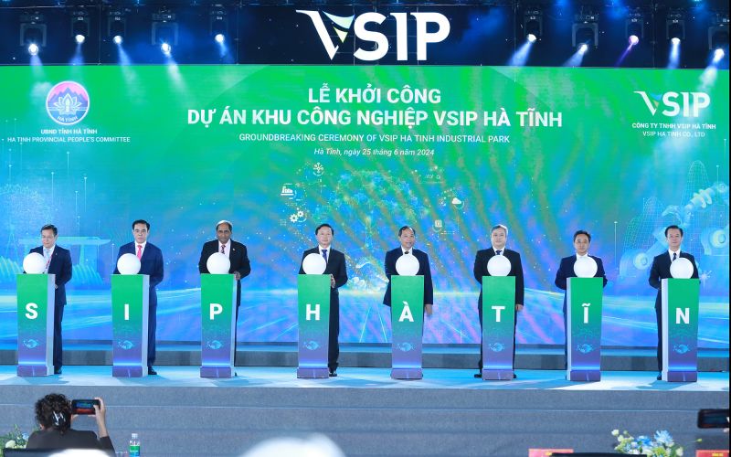 Phó Thủ tướng Trần Hồng Hà cùng các đại biểu nhấn nút khởi công dự án khu công nghiệp Bắc Thạch Hà -VSIP Hà Tĩnh - Ảnh: VGP/Minh Khôi
