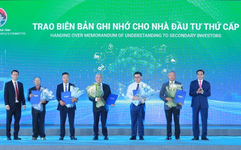 Chủ tịch UBND tỉnh Hà Tĩnh Võ Trọng Hải, lãnh đạo VSIP… trao biên bản ghi nhớ đầu tư vào KCN VSIP Hà Tĩnh cho một số doanh nghiệp - Ảnh: VGP/Minh Khôi