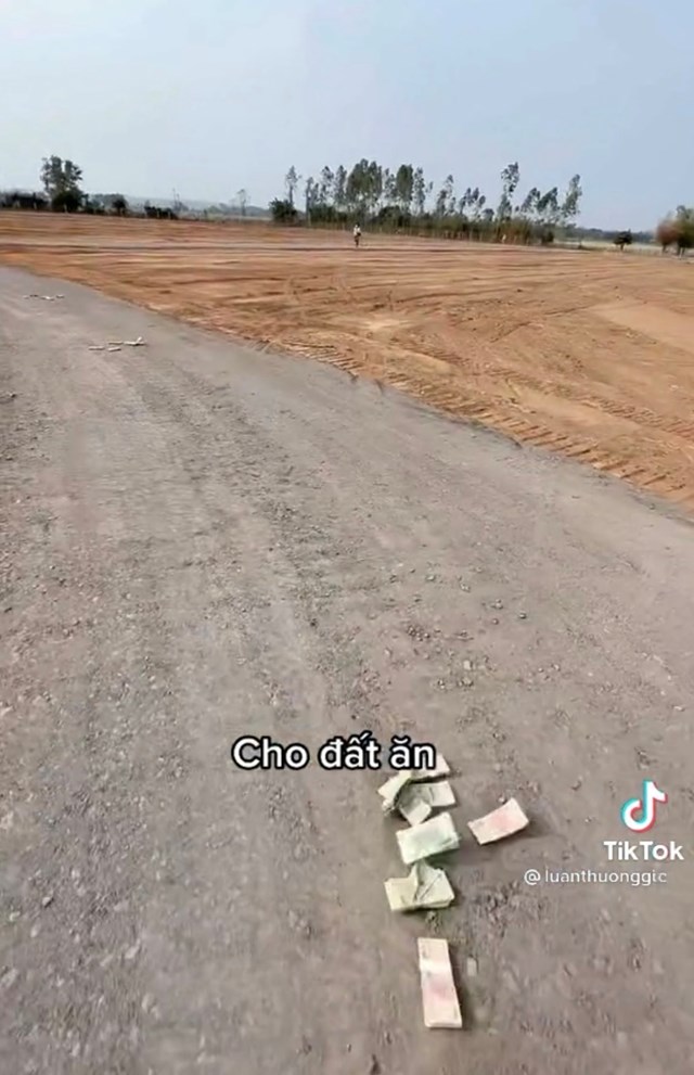 vu-vut-tien-cho-dat-an-o-huyen-dat-do-c243-the-phat-tien-v224-y234u-cau-go-bo-clip_2.jpg vu-vut-tien-cho-dat-an-o-huyen-dat-do-c243-the-phat-tien-v224-y234u-cau-go-bo-clip_2.jpg