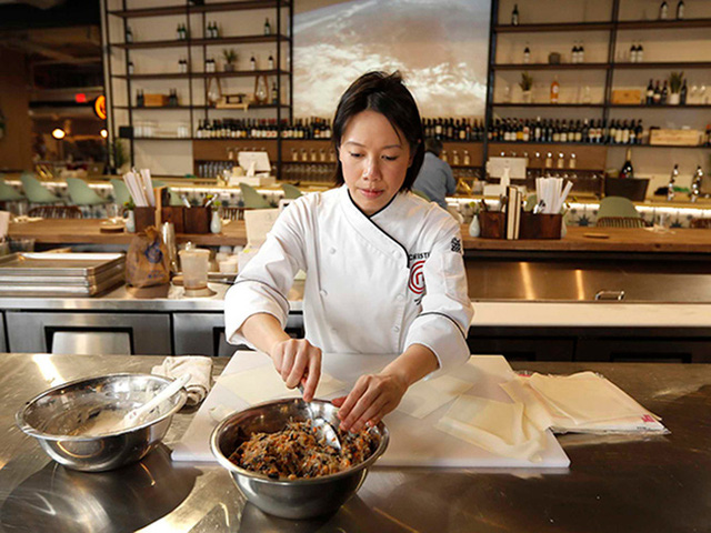 Vua đầu bếp Mỹ gốc Việt - Christine Hà hiếm hoi hé lộ căn bếp và cách sắp xếp vị trí từng lọ gia vị hoàn toàn khác với người bình thường - Ảnh 1.