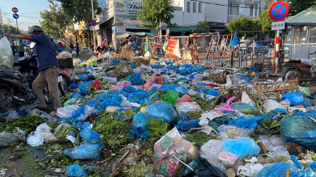 Vừa hoạt động trở lại, chợ đầu mối nông sản Hóc Môn bị núi rác 'bao vây'