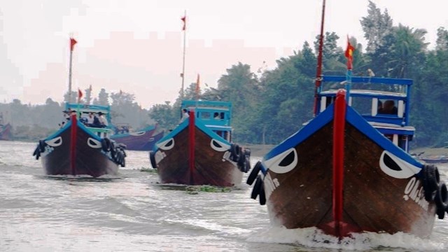 Vươn khơi bám biển