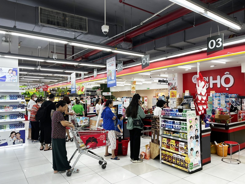 Khách hàng mua sắm tại WinMart cuối tuần