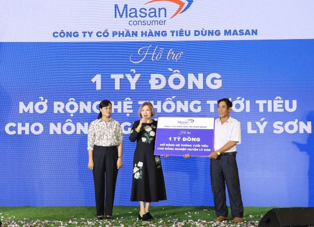 Đại diện Công ty Masan Consumer trao tặng 1 tỷ đồng để phát triển hệ thống tưới tiêu nông nghiệp của huyện Lý Sơ Đại diện Công ty Masan Consumer trao tặng 1 tỷ đồng để phát triển hệ thống tưới tiêu nông nghiệp của huyện Lý Sơ