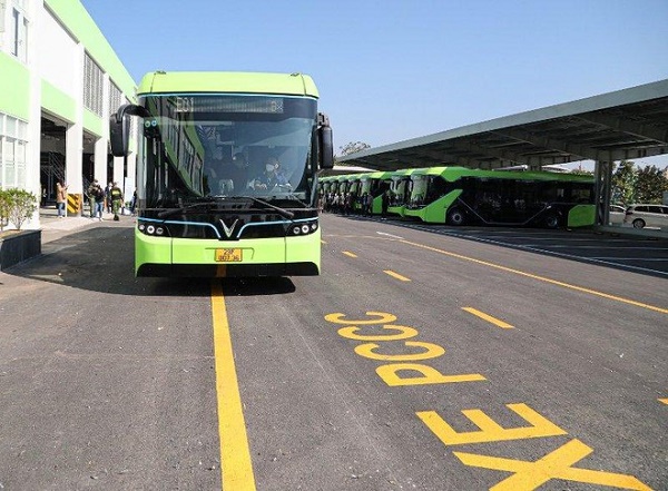 Xe buýt điện đầu tiên chính thức lăn bánh tại Hà Nội