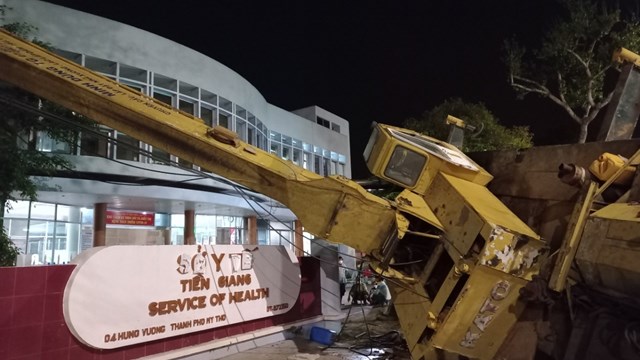 Xe cẩu bình ô xy y tế lật ngang, đè lên khu cách ly bệnh nhân Covid-19