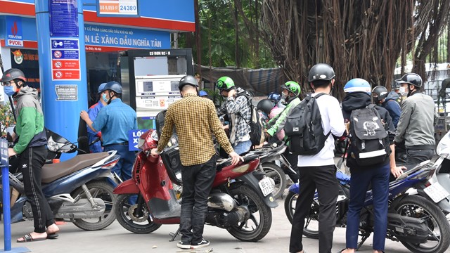 Xe máy rồng rắn nối đuôi tại cây xăng trước giờ tăng giá