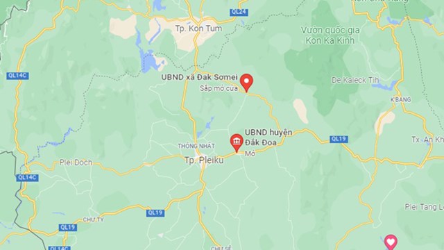Xe tải chở mì lao xuống vực khiến 9 người thương vong