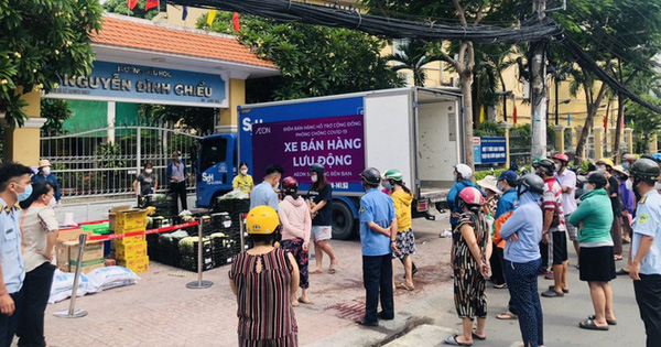 Xe tải chở thịt heo, rau củ, gạo... đến bán tận khu dân cư, người dân xếp hàng mua 