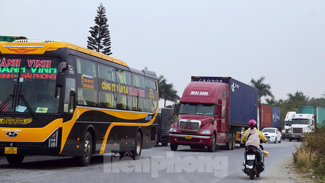 Xe tải, container nối đuôi hàng km trên cao tốc Hà Nội - Hải Phòng chờ khai báo y tế - Ảnh 11.