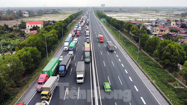 Xe tải, container nối đuôi hàng km trên cao tốc Hà Nội - Hải Phòng chờ khai báo y tế - Ảnh 2.