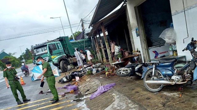 Xe tải tông xe máy, xe đạp, 4 người đi viện