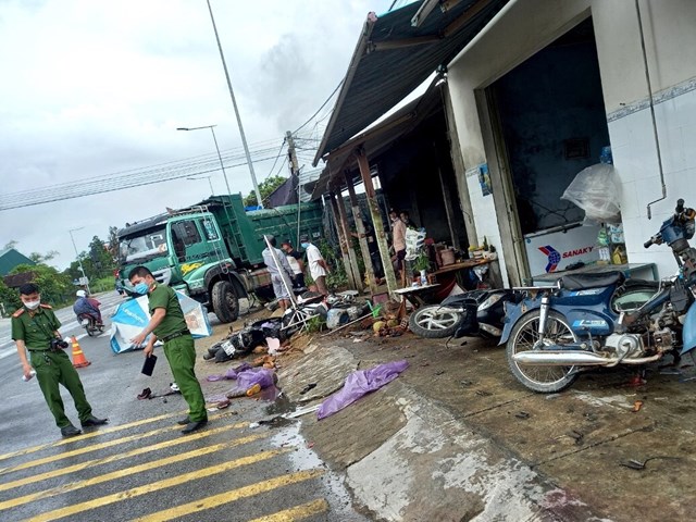 xe-tai-t244ng-xe-m225y-xe-dap-4-nguoi-di-vien_1.jpg xe-tai-t244ng-xe-m225y-xe-dap-4-nguoi-di-vien_1.jpg
