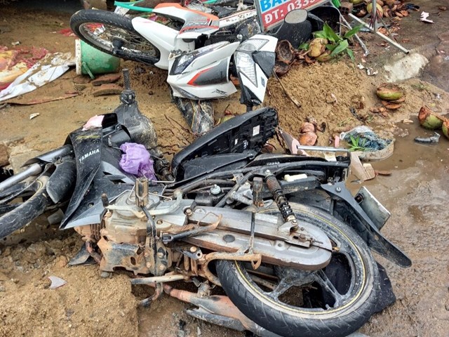 xe-tai-t244ng-xe-m225y-xe-dap-4-nguoi-di-vien_2.jpg xe-tai-t244ng-xe-m225y-xe-dap-4-nguoi-di-vien_2.jpg