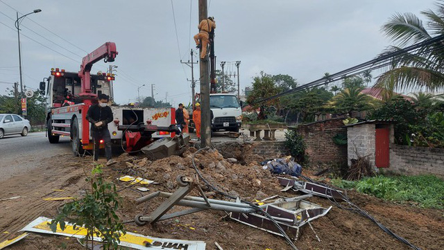 Xe tải tông cột điện bay 200 mét, tài xế thoát chết trong gang tấc - Ảnh 4. Xe tải tông cột điện bay 200 mét, tài xế thoát chết trong gang tấc - Ảnh 4.