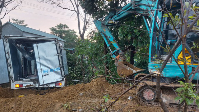 Xe tải tông cột điện bay 200 mét, tài xế thoát chết trong gang tấc - Ảnh 5. Xe tải tông cột điện bay 200 mét, tài xế thoát chết trong gang tấc - Ảnh 5.