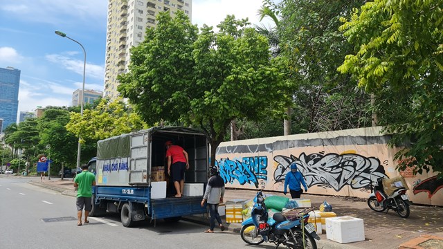 Xe tải tụ tập lập bến 'cóc' trên đường Phạm Hùng