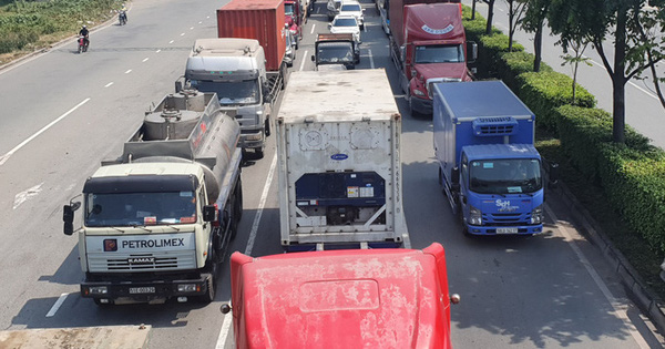 Xe tải và container đang 