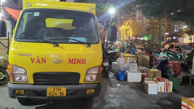 Xe Văn Minh 'tung hoành' phố cấm Hà Nội