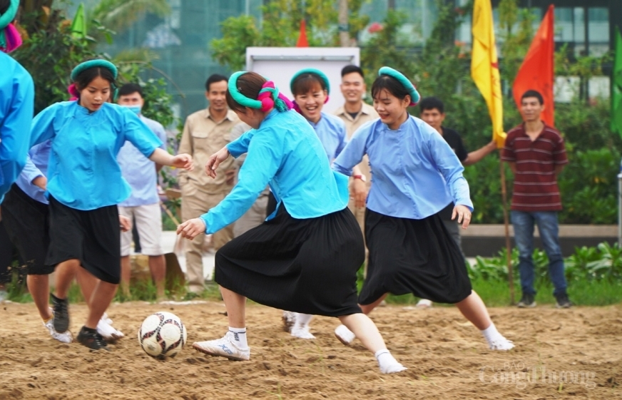 Xem các cô gái Sán Chỉ (Quảng Ninh) mặc váy đá bóng