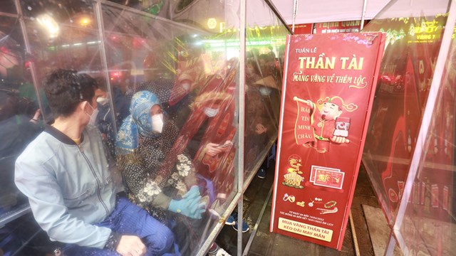 Xếp hàng từ 3h sáng mua vàng trong ngày vía Thần Tài