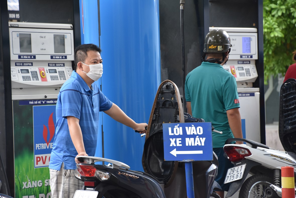 xep-h224ng-tu-som-mua-xang-truoc-du-b225o-gi225-xang-tiep-tuc-39ph225-dinh39_10.jpg xep-h224ng-tu-som-mua-xang-truoc-du-b225o-gi225-xang-tiep-tuc-39ph225-dinh39_10.jpg