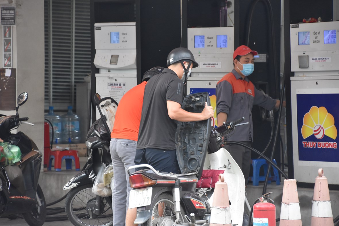 xep-h224ng-tu-som-mua-xang-truoc-du-b225o-gi225-xang-tiep-tuc-39ph225-dinh39_3.jpg xep-h224ng-tu-som-mua-xang-truoc-du-b225o-gi225-xang-tiep-tuc-39ph225-dinh39_3.jpg