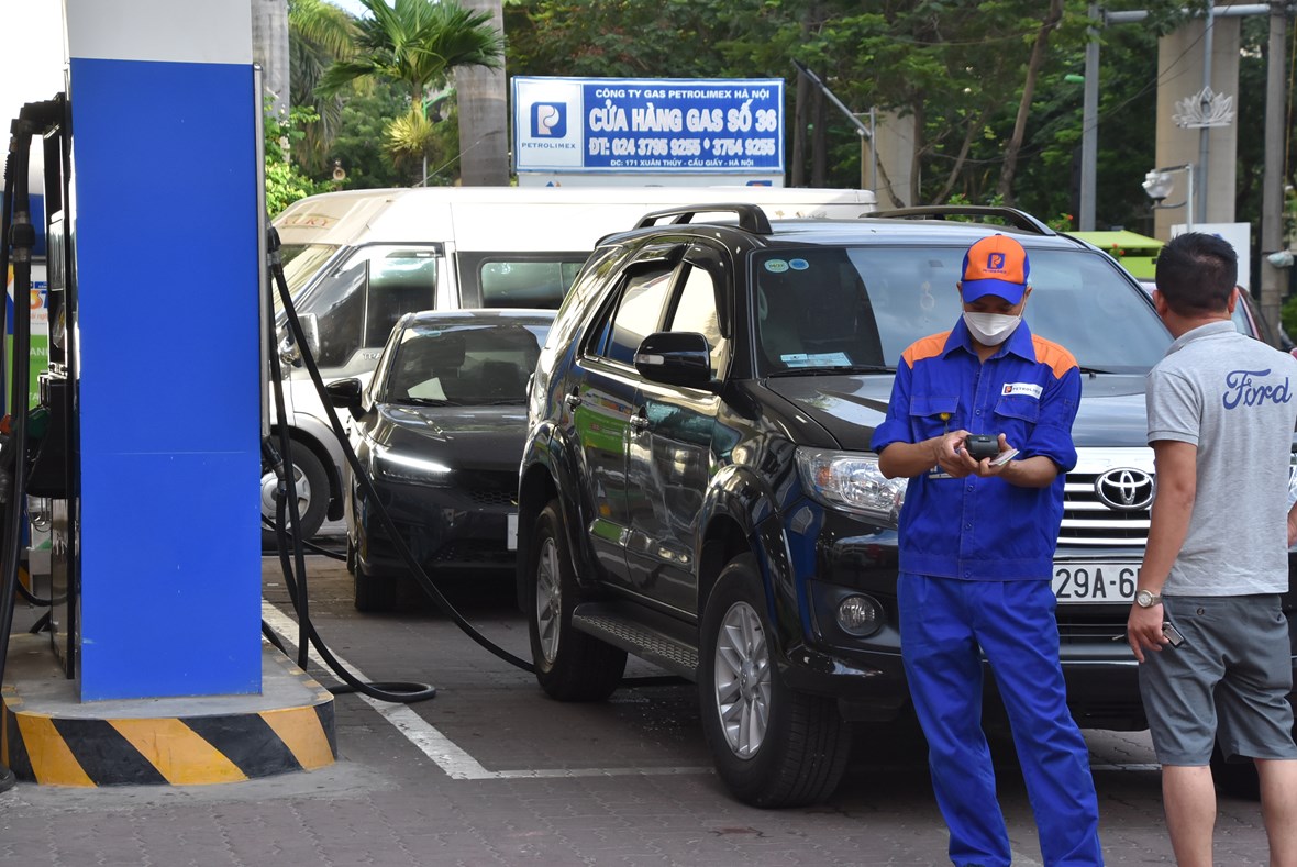 xep-h224ng-tu-som-mua-xang-truoc-du-b225o-gi225-xang-tiep-tuc-39ph225-dinh39_4.jpg xep-h224ng-tu-som-mua-xang-truoc-du-b225o-gi225-xang-tiep-tuc-39ph225-dinh39_4.jpg