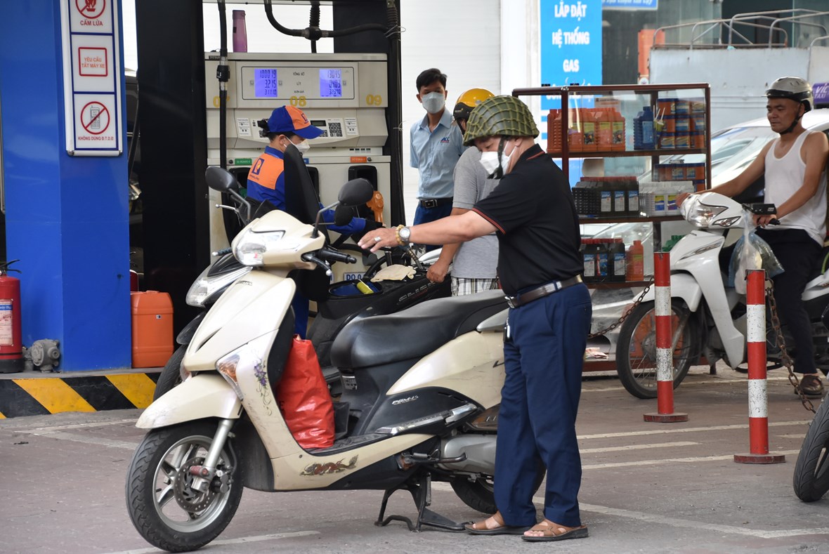xep-h224ng-tu-som-mua-xang-truoc-du-b225o-gi225-xang-tiep-tuc-39ph225-dinh39_5.jpg xep-h224ng-tu-som-mua-xang-truoc-du-b225o-gi225-xang-tiep-tuc-39ph225-dinh39_5.jpg