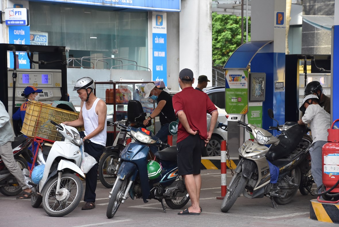 xep-h224ng-tu-som-mua-xang-truoc-du-b225o-gi225-xang-tiep-tuc-39ph225-dinh39_8.jpg xep-h224ng-tu-som-mua-xang-truoc-du-b225o-gi225-xang-tiep-tuc-39ph225-dinh39_8.jpg
