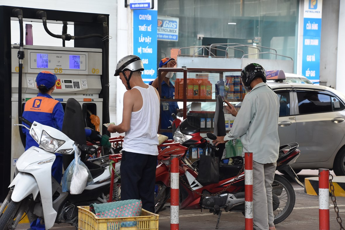xep-h224ng-tu-som-mua-xang-truoc-du-b225o-gi225-xang-tiep-tuc-39ph225-dinh39_9.jpg xep-h224ng-tu-som-mua-xang-truoc-du-b225o-gi225-xang-tiep-tuc-39ph225-dinh39_9.jpg