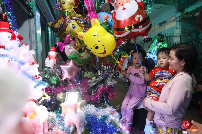 Xóm đạo Sài Gòn tặng bong bóng miễn phí để nhiều người hòa mình Giáng sinh - ảnh 1