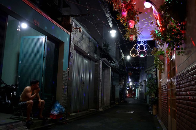 Xóm đạo Sài Gòn tặng bong bóng miễn phí để nhiều người hòa mình Giáng sinh - ảnh 12
