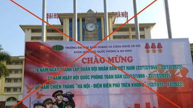 Pano có in hình cờ Trung Quốc được ghi nhận đặt trước cổng trường Đại học Kinh doanh và Công nghệ (Nguồn: Facebook).