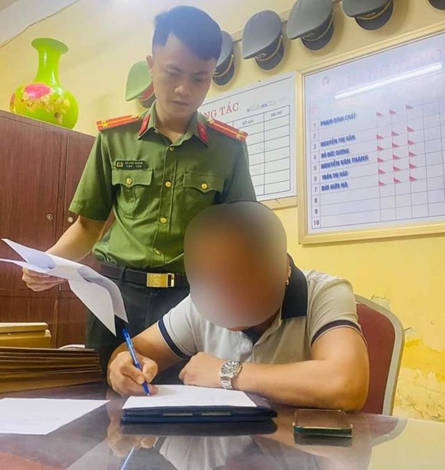 xu-phat-mot-thanh-ni234n-dang-tai-vi-tr237-l224m-viec-cua-luc-luong-csgt-l234n-mang_1.jpg xu-phat-mot-thanh-ni234n-dang-tai-vi-tr237-l224m-viec-cua-luc-luong-csgt-l234n-mang_1.jpg