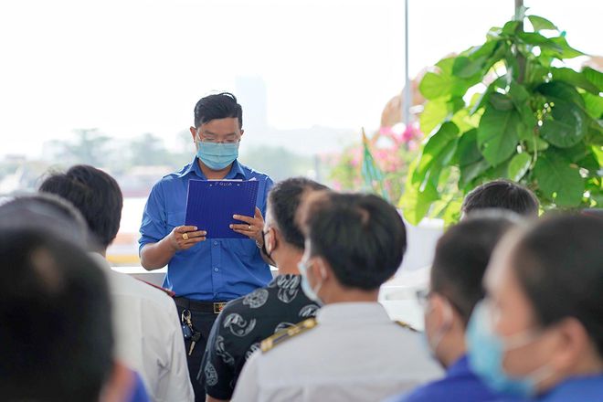 Ông Đinh Xuân Trọng - đại diện Đoàn Thanh niên - phát biểu tại lễ ra quân