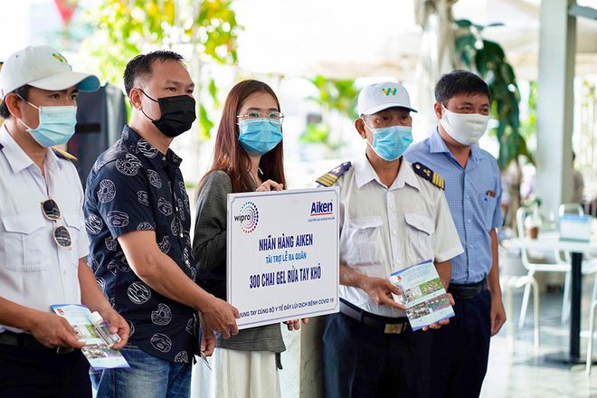Đại diện nhãn hàng Aiken trạo tặng nước rửa tay sạch khuẩn cho ban tổ chức chiến dịch