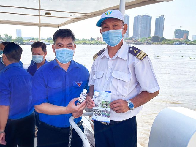 Đại diện Đoàn Thanh niên phát nước rửa tay cho thuyền trưởng